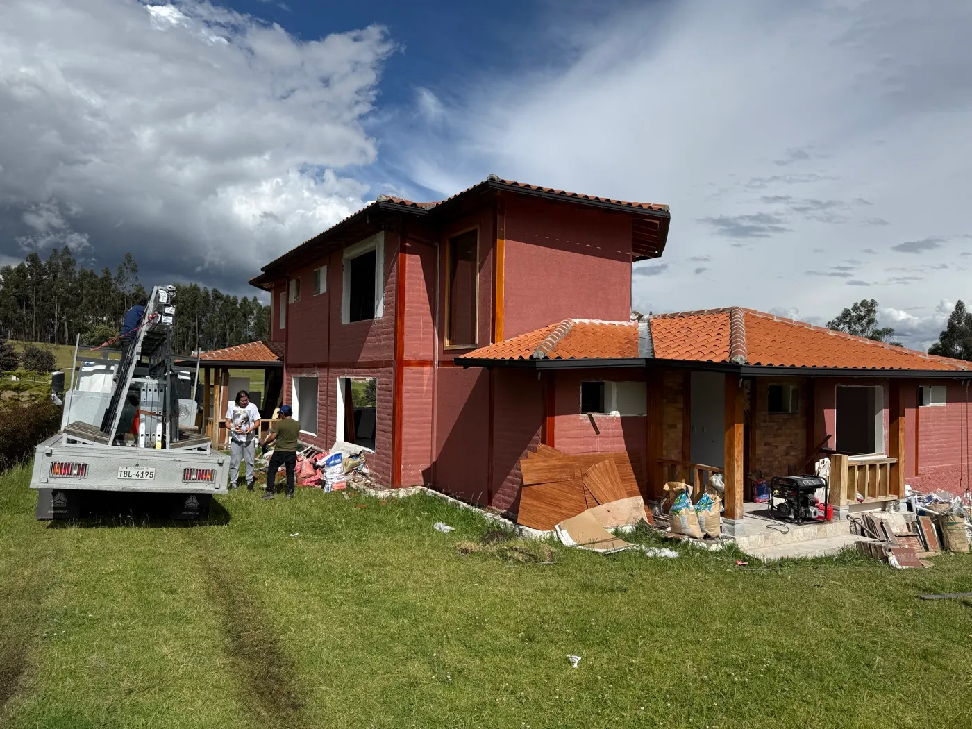 Cubierta de teja de una casa de campo durante la obra, donde se revisa la impermeabilización