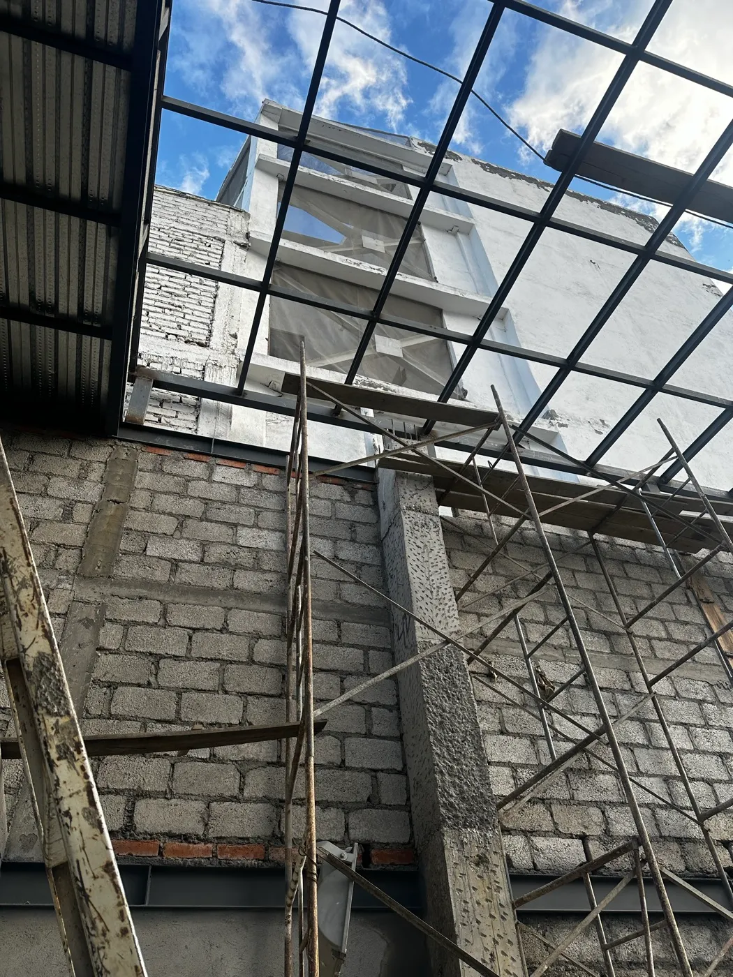 Columnas y encofrados de hormigón armado durante una fundición