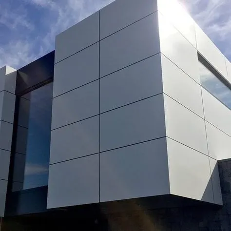 Fachada revestida con paneles de aluminio compuesto
